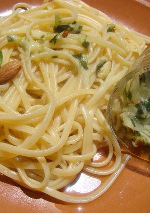 Una foto de Pesto con almendras