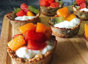 Hình của món Tart Yến Mạch, Sữa Chua, Trái Cây / Yogurt Fruit Cinnamon Tart.