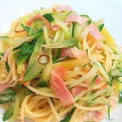 A picture of Spaghetti Aglio e Olio Peperoncino with Cucumber and Celery.