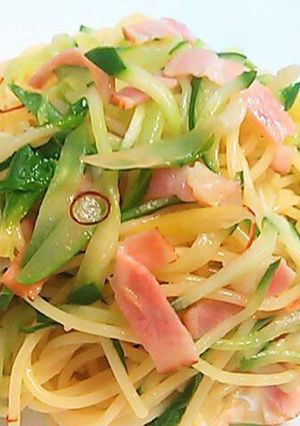 A picture of Spaghetti Aglio e Olio Peperoncino with Cucumber and Celery.