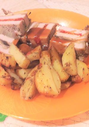 Tűzdelt karaj zöldfűszeres, joghurtos burgonyával recept fotója