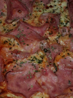 Una foto de Pizza jamón york