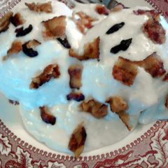 A picture of Milk Gravy w/biscuits.