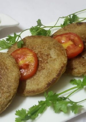 A picture of Bread aloo parantha.