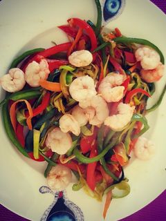 Una foto de Spaguettis de verduras con gambas