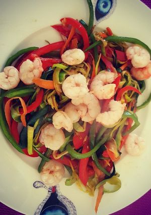 Una foto de Spaguettis de verduras con gambas
