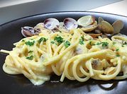 Una foto di spaghetti con lupini legumi