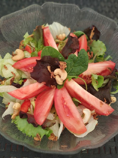 Una foto de Ensalada de lechugas variadas con tomate, guindilla y anacardos
