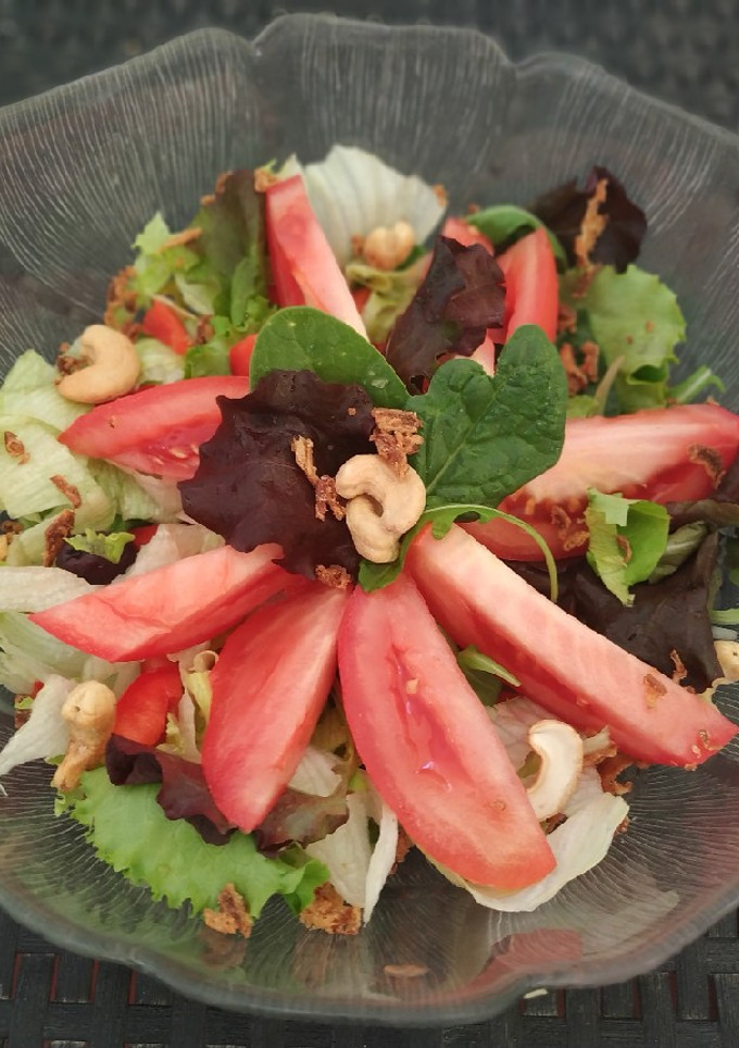 Una foto de Ensalada de lechugas variadas con tomate, guindilla y anacardos