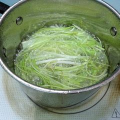 A picture of Leek Oil.