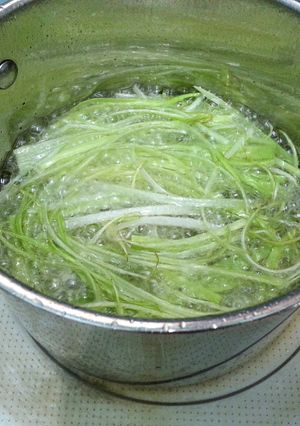 A picture of Leek Oil.