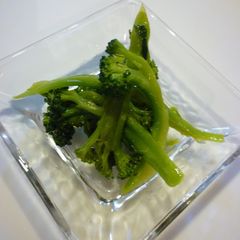 A picture of Broccoli with Mentsuyu and Olive Oil.