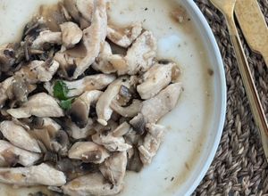 Una foto de Pechuga de pollo al champiñón fit