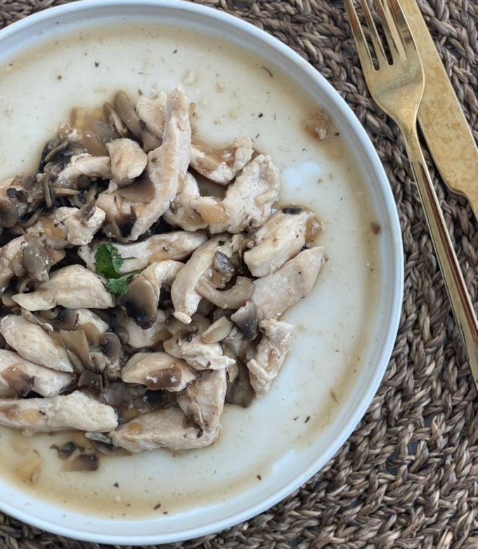 Una foto de Pechuga de pollo al champiñón fit