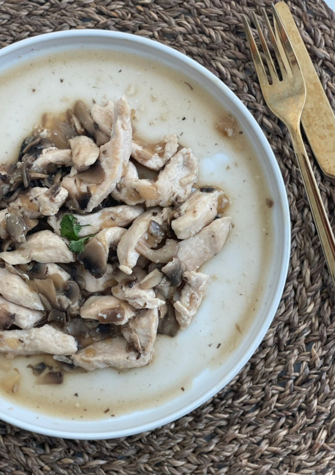 Una foto de Pechuga de pollo al champiñón fit