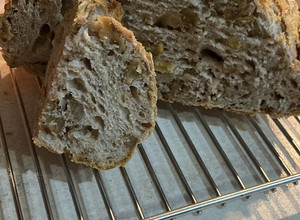 Foto di Pane alle noci, cottura in pentola di ghisa