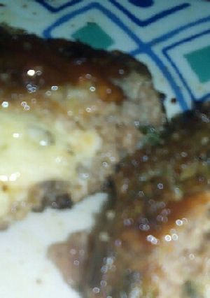 Una foto de Hamburguesas de carne de res 🐮 rellenas de queso