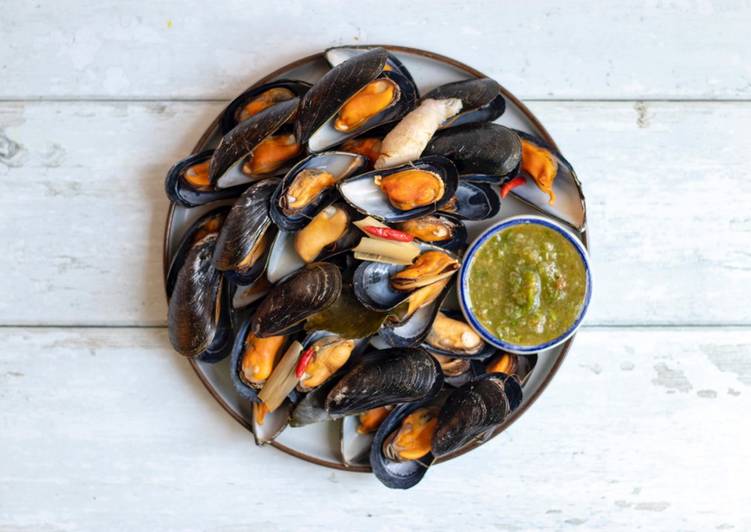 Mussels with Thai herbs and Seafood Nham Jim Dipping Sauce🐚 🌶 🌿