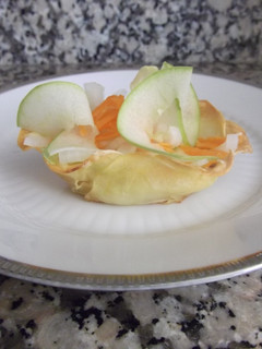 Una foto de Cestitas de patata con ensalada