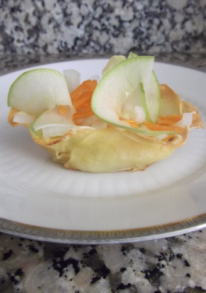 Una foto de Cestitas de patata con ensalada