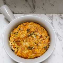 Una foto de Desayuno fácil: Tortilla de huevo con pollo 🌻