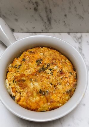 Una foto de Desayuno fácil: Tortilla de huevo con pollo 🌻