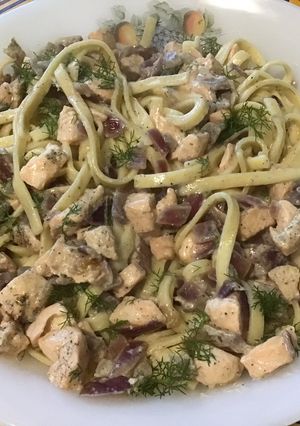 Une photo de Tagliatelles au saumon, oignon rouge et vodka