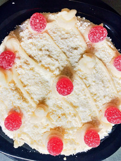 વ્હાઇટ ચોકલેટ કેક(white chocolate cake recipe in gujarati) રેસીપી મુખ્ય ફોટો