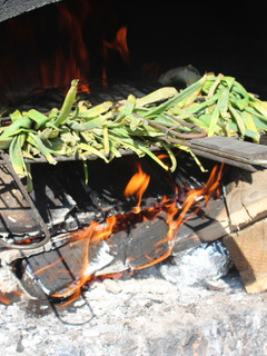 Una foto de Calçots, muslos de pollo y boniatos