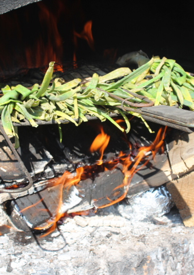 Una foto de Calçots, muslos de pollo y boniatos