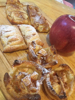 Foto di Dolcetti fragranti di pasta sfoglia alle mele 🍎