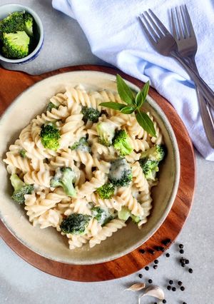 A picture of Broccoli pasta in white garlic sauce.