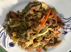 Una foto de Arroz con pollo y bacon al estilo oriental