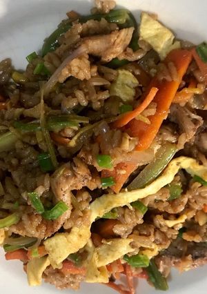 Una foto de Arroz con pollo y bacon al estilo oriental