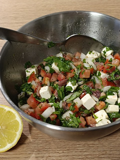 Una foto de Ensalada del día: con rúcula, tomate, anchoas y queso feta