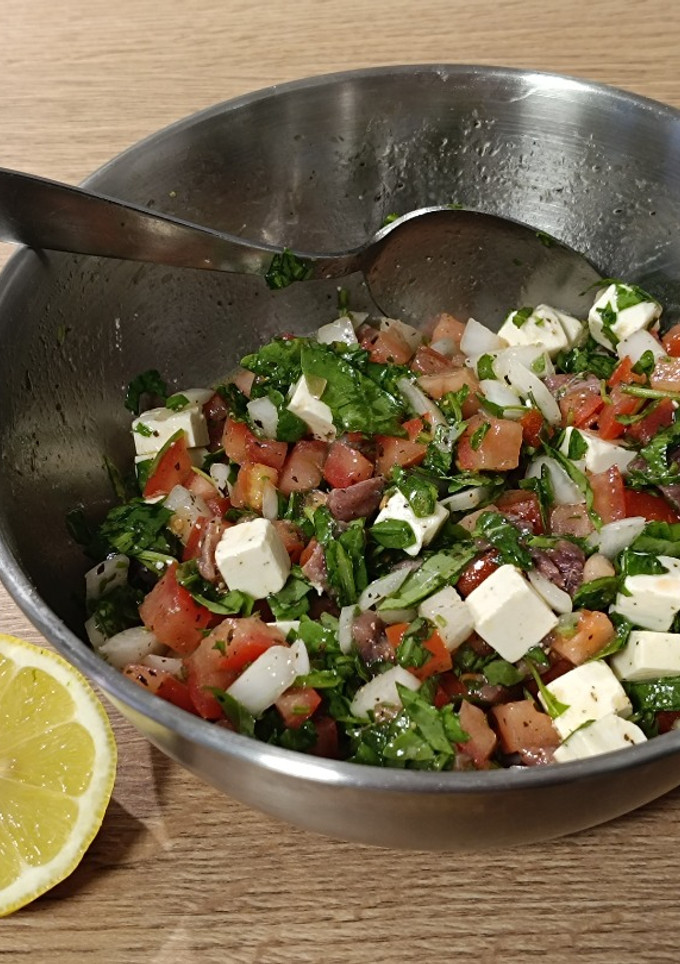 Una foto de Ensalada del día: con rúcula, tomate, anchoas y queso feta