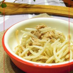 A picture of Bean Sprouts and Tuna with Sweet Chili Sauce Mayonnaise.