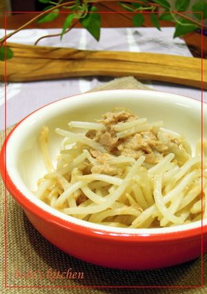 A picture of Bean Sprouts and Tuna with Sweet Chili Sauce Mayonnaise.