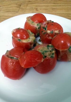 A picture of cheesy babytomatoes.