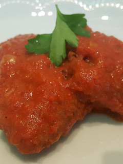 Una foto de Pimientos rellenos de bacalao con salsa de tomate y pimientos