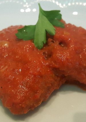 Foto principal de Pimientos rellenos de bacalao con salsa de tomate y pimientos