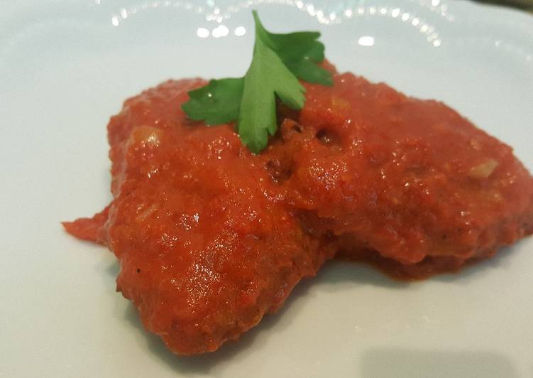 Pimientos rellenos de bacalao con salsa de tomate y pimientos