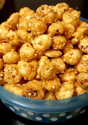गुड़ वाले मखाने(Gud walw makhane recipe in Hindi) रेसिपी मुख्य फोटो