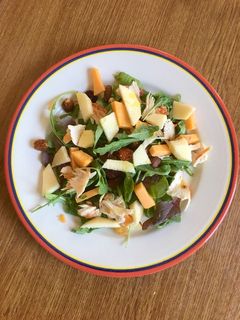 Una foto de Ensalada ligera de frutos secos, manzana y queso