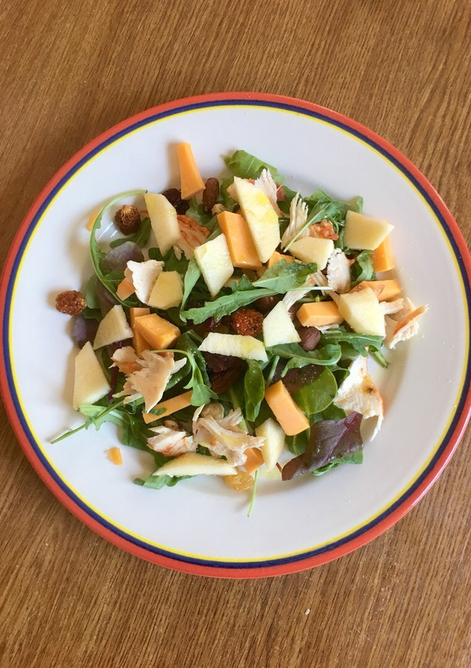 Una foto de Ensalada ligera de frutos secos, manzana y queso