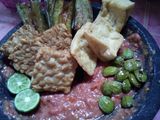 Sambal trasi + jeruk kuwek