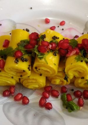 A picture of Khandvi.