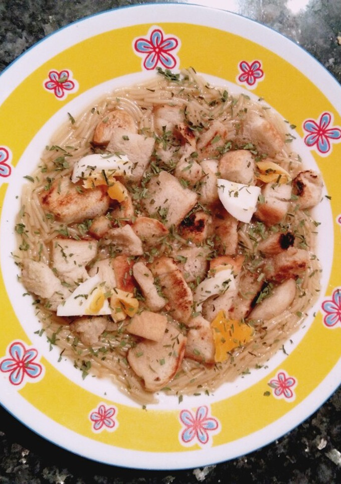 Una foto de Sopa de estragón con picatostes y fideos