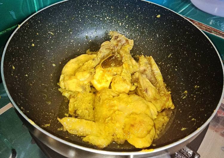 Bagaimana Membuat 66. Ayam bumbu kuning / ayam goreng lengkuas yang Bisa Manjain Lidah