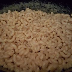 A picture of Crock pot mac n cheese.